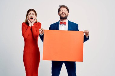 Güzel erkek ve kadın reklam sunumu teklifi