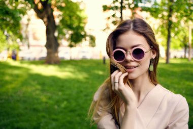 Bu yaz parkta bir kadın yürüyüş yapacak.