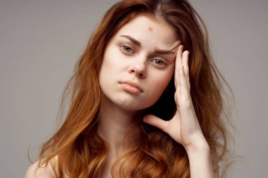 Güzel kadın kozmetoloji cilt bakımı ergenlik aydınlığı arka planı