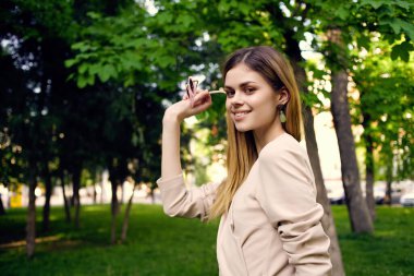 Bu yaz parkta bir kadın yürüyüş yapacak.