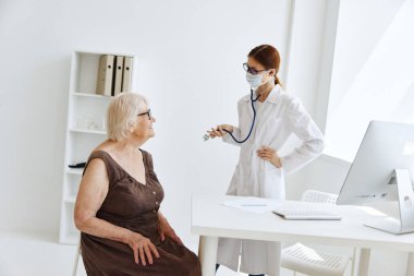 Kadın doktor steteskop, el işi teşhis.