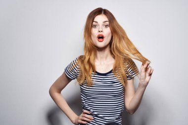 Güzel bir kadın saç stili neşesi. Moda çekiciliği. Tecrit edilmiş görünüyor.