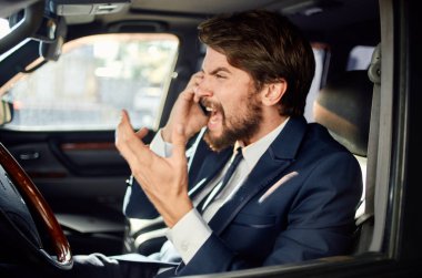 Duygusal bir adam lüks bir hayat tarzı araba kullanıyor. Başarılı hizmet zengin.