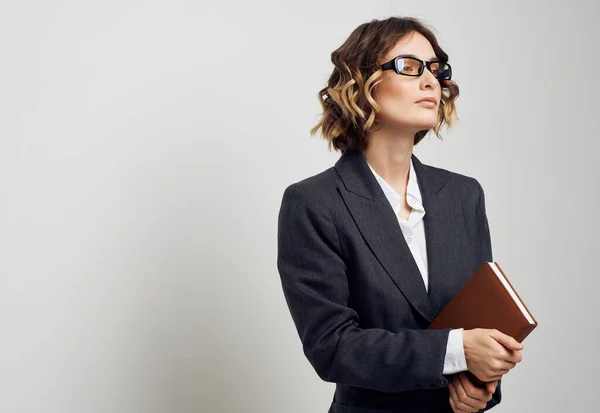 Femme en costume d'affaires avec un livre dans ses mains Job Professional — Photo
