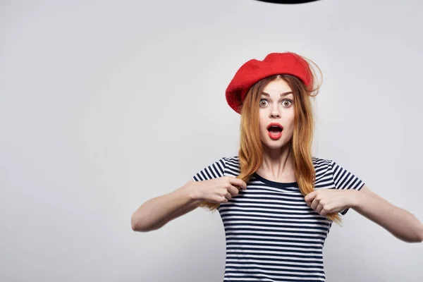 Fröhliche Frau mit rotem Hut Make-up Frankreich Europa Mode posiert Sommer — Stockfoto
