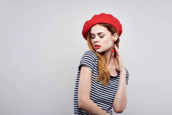 Vidám nő pózol divat vonzó megjelenés piros fülbevaló ékszerek elszigetelt háttér — Stock Fotó