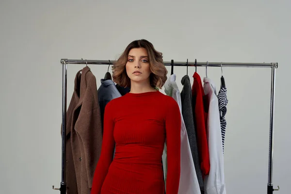 Mulher emocional em vestido vermelho Shopaholic escolher roupas de compras na loja estúdio estilo de vida — Fotografia de Stock