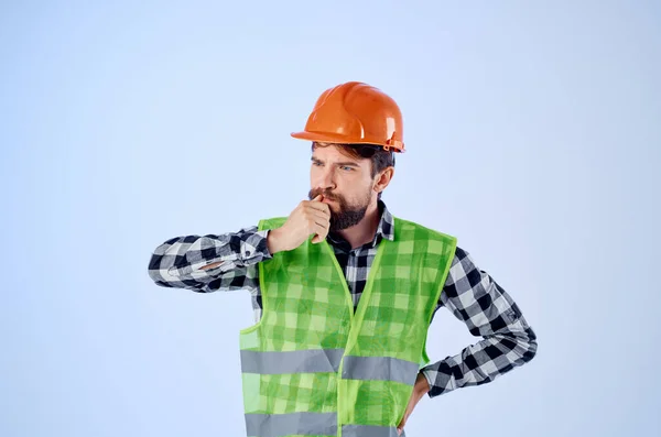 Рабочий человек в оранжевой каске конструкции профессиональный синий фон — стоковое фото