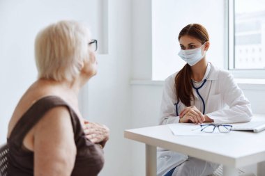 Kadın doktor hasta muayene uzmanı.