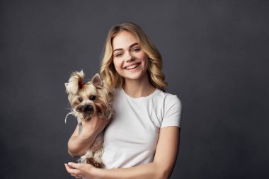 Küçük köpek makyajlı güzel bir kadın.