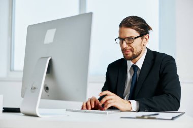 Ofis bilgisayarının yanındaki ofis çalışanı Yaşam Tarzı