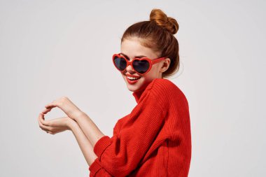 Güzel bir kadın moda çekiciliği yapıyor.