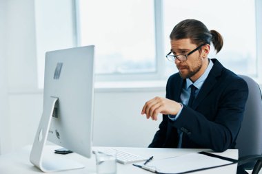 Gözlük teknolojisiyle resepsiyondaki erkek yönetici.