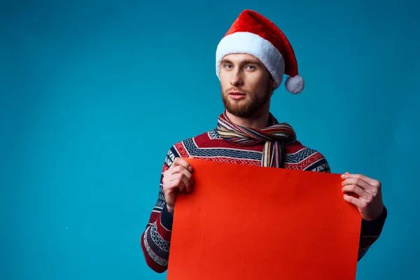 Noel 'de yakışıklı bir adam turuncu model posterler mavi arka planda. — Stok fotoğraf
