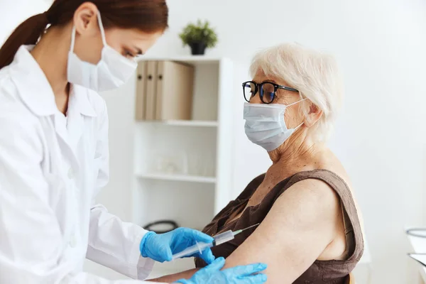 Kobieta lekarz covid wirus paszportowy epidemia — Zdjęcie stockowe