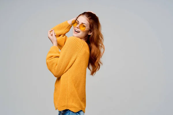 노란 스웨터를 입은 빨간 머리 여자 패션 안경 스튜디오 모델 — 스톡 사진