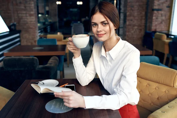 Mulher de negócios no café férias pequeno-almoço estilo de vida — Fotografia de Stock