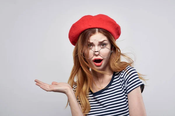 Francês vestindo um vermelho chapéu maquiagem moda posando verão — Fotografia de Stock