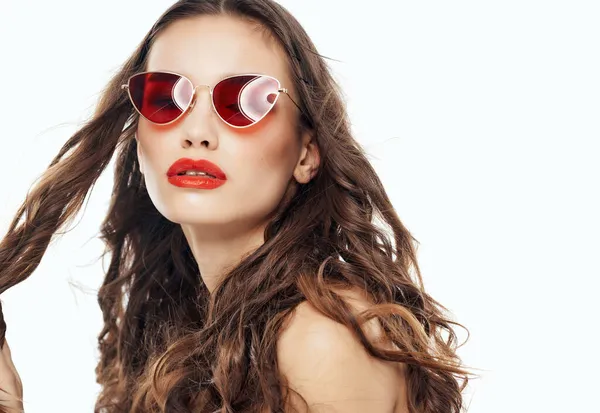 Hübsche Frau nackte Schultern rote Lippen Modebrille — Stockfoto