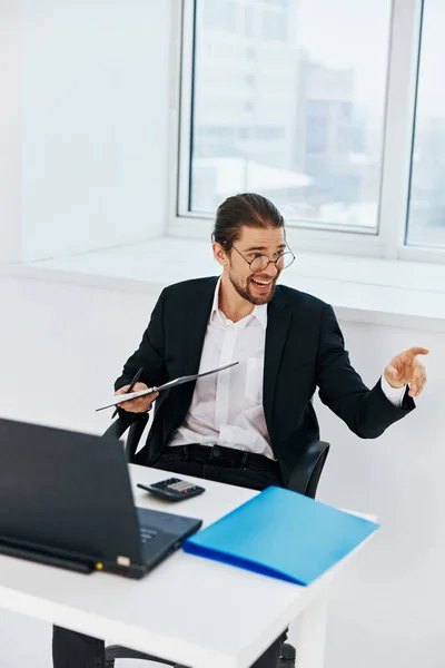 Hombre en un traje teléfono portátil trabajo emociones tecnologías — Foto de Stock