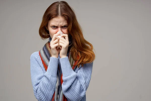 Mujer pelirroja problemas de salud temperatura luz fondo —  Fotos de Stock