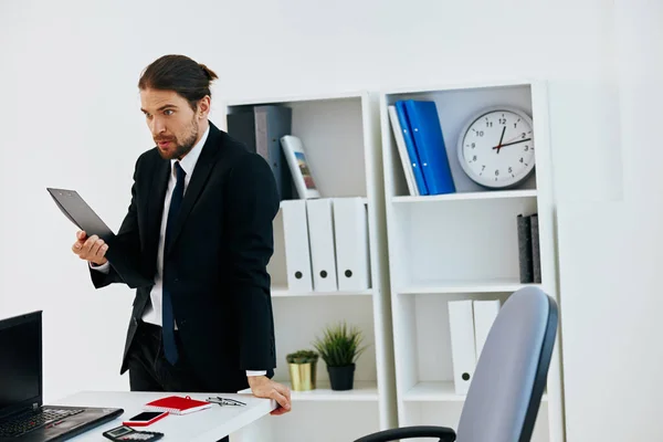 Mann im Anzug mit Telefon im Büro — Stockfoto