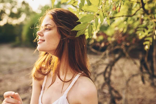Vacker kvinna utomhus frisk luft träd blad — Stockfoto