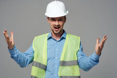 Beyaz kask mühendisi erkek müteahhit güvenli bir arka plan