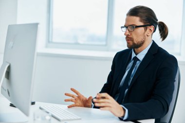 Gözlük teknolojisiyle resepsiyondaki erkek yönetici.