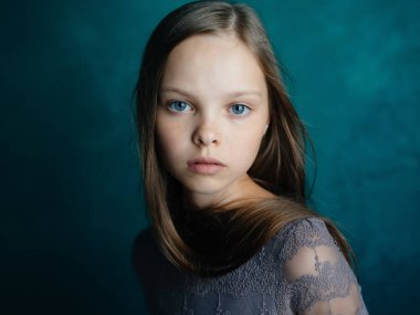 Tatlı kız, çekici. Yeşil arka plan stüdyosu.