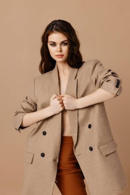 Ceketli ve pantolonlu çıplak kadın. Saç modeli.