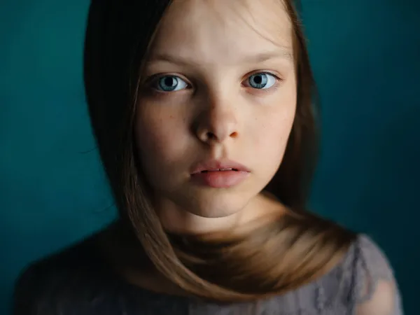 Menina longo cabelo rosto fechar-se isolado fundo — Fotografia de Stock