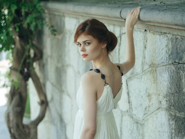穿着白色衣服的女人希腊时尚魅力或装腔作势 — 图库照片