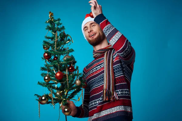Przystojny mężczyzna w Santa kapelusz trzymając sztandar wakacje odosobnione tło — Zdjęcie stockowe