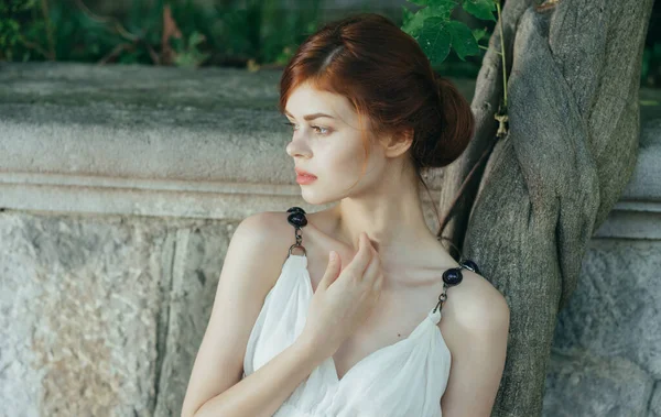 Женщина в белом платье принцесса Греции по мифологии — стоковое фото