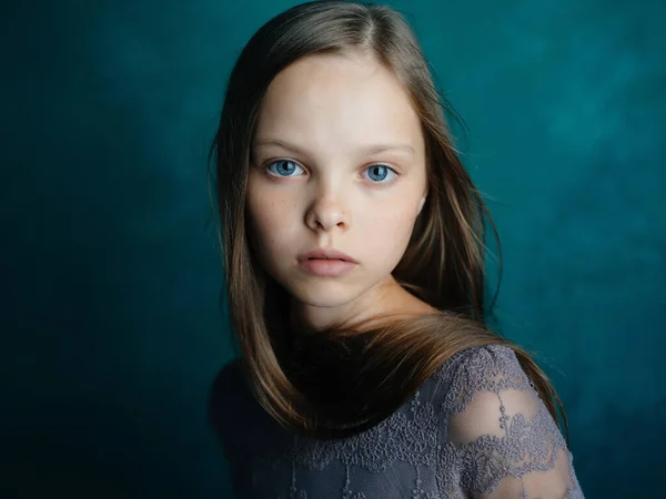 Bonito menina atraente olhar verde fundo estúdio — Fotografia de Stock