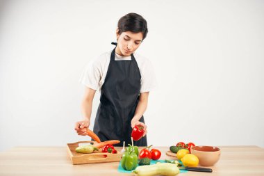 Ev hanımı mutfakta sebze diyeti yapıyor.