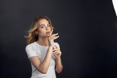 Güzel kadın. Çekici. Makyaj malzemesi.