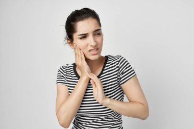 Esmer, diş ağrısına tutunuyor. Sağlık hizmetleri izole edilmiş.