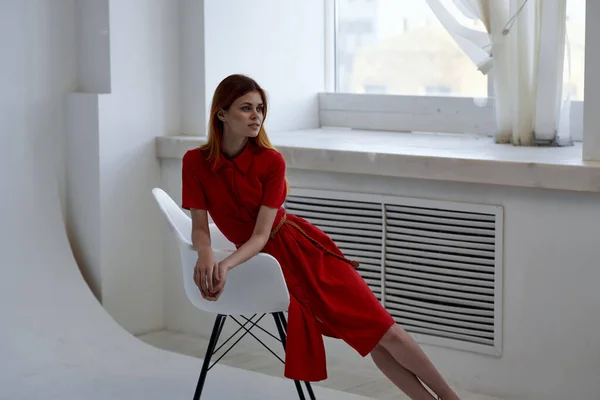 Mulher Bonita Vestido Vermelho Posando Uma Cadeira — Fotografia de Stock