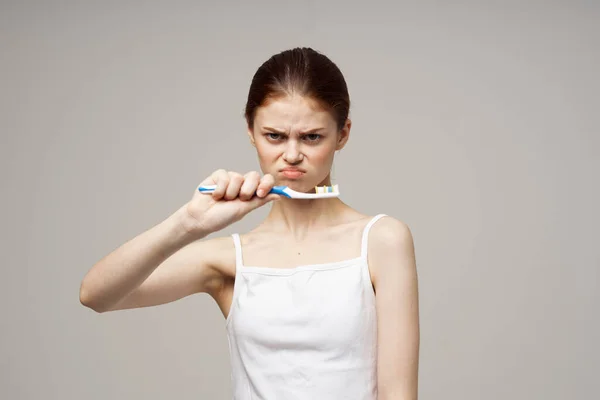 Mulher Com Pasta Dentes Escovando Dentes Fundo Isolado Foto Alta — Fotografia de Stock