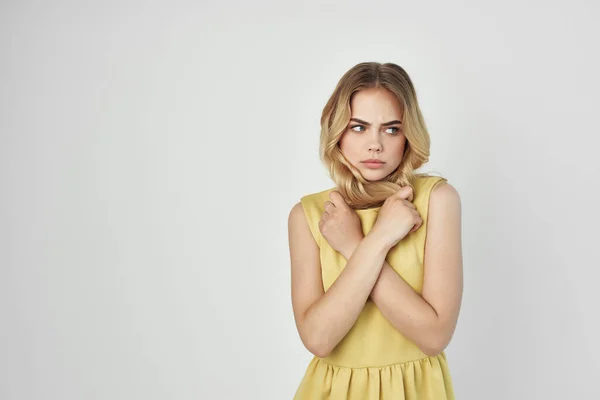 Hermosa mujer en un vestido amarillo divertido fondo claro estudio — Foto de Stock