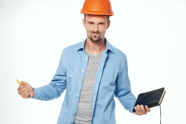 Muž stavitel v modré košili emoce profesionální světlo pozadí — Stock fotografie