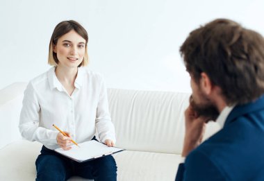 Kadın psikolog doktor sağlık sorunları terapisini ziyaret etti.
