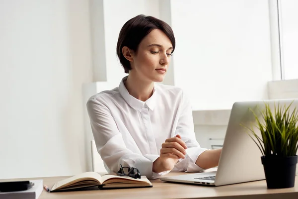 Vrouw in kostuum in de voorkant van laptop secretaris uitvoerende geïsoleerde achtergrond — Stockfoto