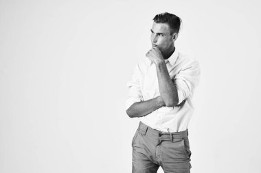 Siyah beyaz poz veren yakışıklı bir adam. Yüksek kalite fotoğraf