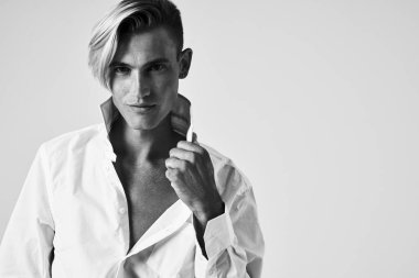 Siyah beyaz poz veren yakışıklı bir adam. Yüksek kalite fotoğraf