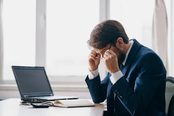 Hombre Negocios Sentado Escritorio Frente Una Computadora Portátil — Foto de Stock