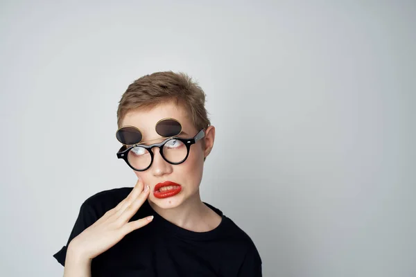 Mooie vrouw met bril glamour straat stijl — Stockfoto