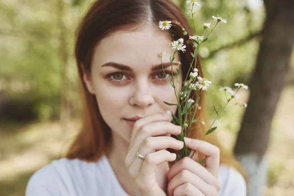 夏に花を咲かせる可愛い女性 高品質の写真 — ストック写真